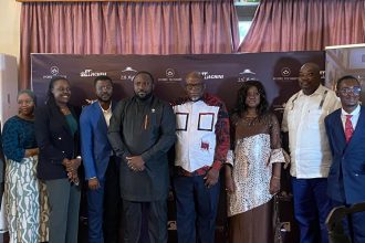 Quatrième à partir de la gauche le Président Provisoire de l'association des anciens de L'UIGB, Junior Nanan Koffi avec les officiels.