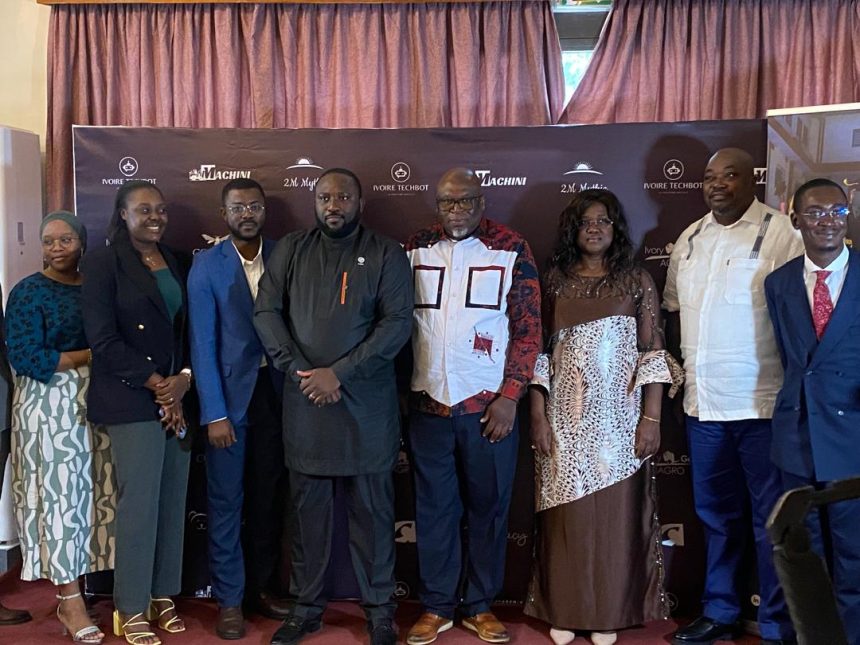 Quatrième à partir de la gauche le Président Provisoire de l'association des anciens de L'UIGB, Junior Nanan Koffi avec les officiels.