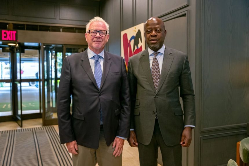 Alain-Richard Donwahi (droite) et un partenaire lors de son voyage à New-York