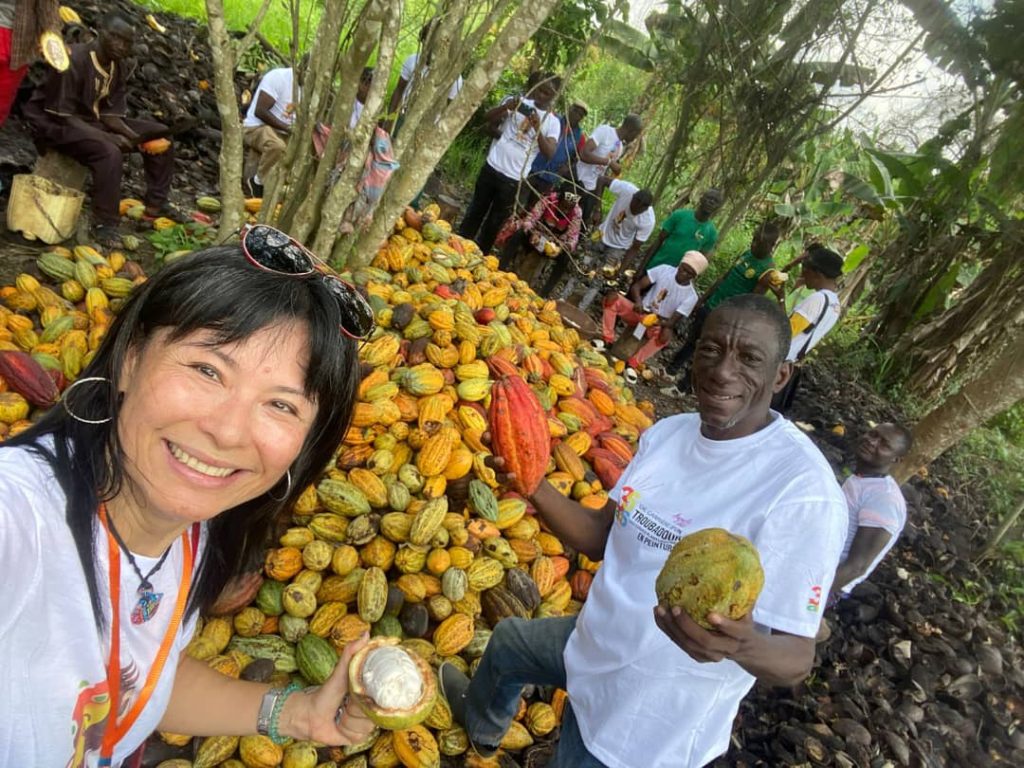 Dans un champ de cacao avec des partenaires