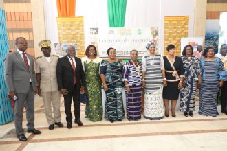 La ministre-gouverneure et initiatrice du N'zrama festival, Raymonde Goudou Coffie avec les officiels lors de la cérémonie de lancement