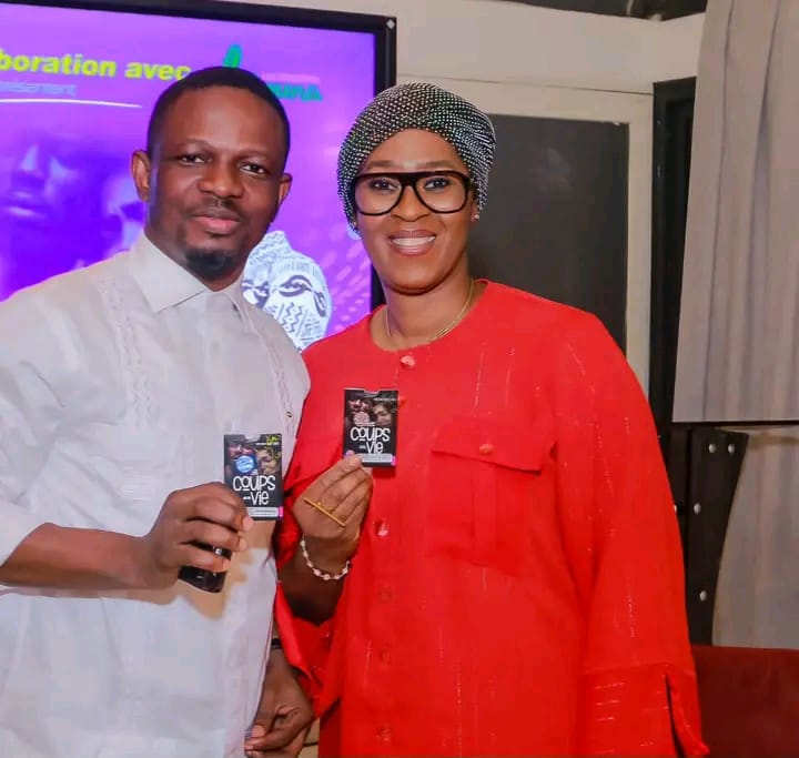 De la gauche vers la droite, le Directeur Général de Dream Maker, Michel Assémien et l'auteure "Les Coups de la vie" et Directrice des Éditions Mouna, Anzata Ouattara