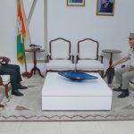 Le Général de Corps d’Armée Lassina Doumbia (Gauche) et le Commandant français pour l’Afrique, le Général de Division Pascal Ianni