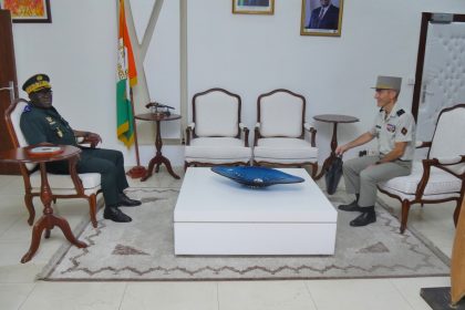 Le Général de Corps d’Armée Lassina Doumbia (Gauche) et le Commandant français pour l’Afrique, le Général de Division Pascal Ianni
