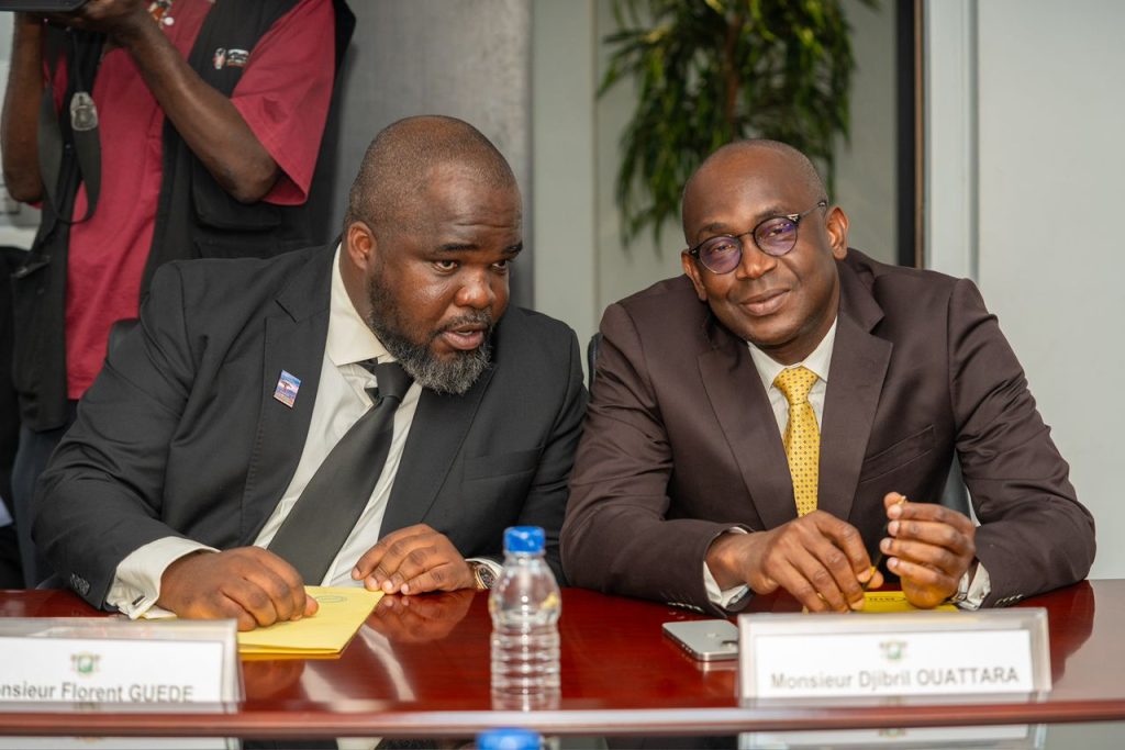 Florent Guedé, Directeur Général de Bayobab Côte d'Ivoire (gauche) et Djibril Ouattara, Directeur Général de MTN Côte d'Ivoire (droite)