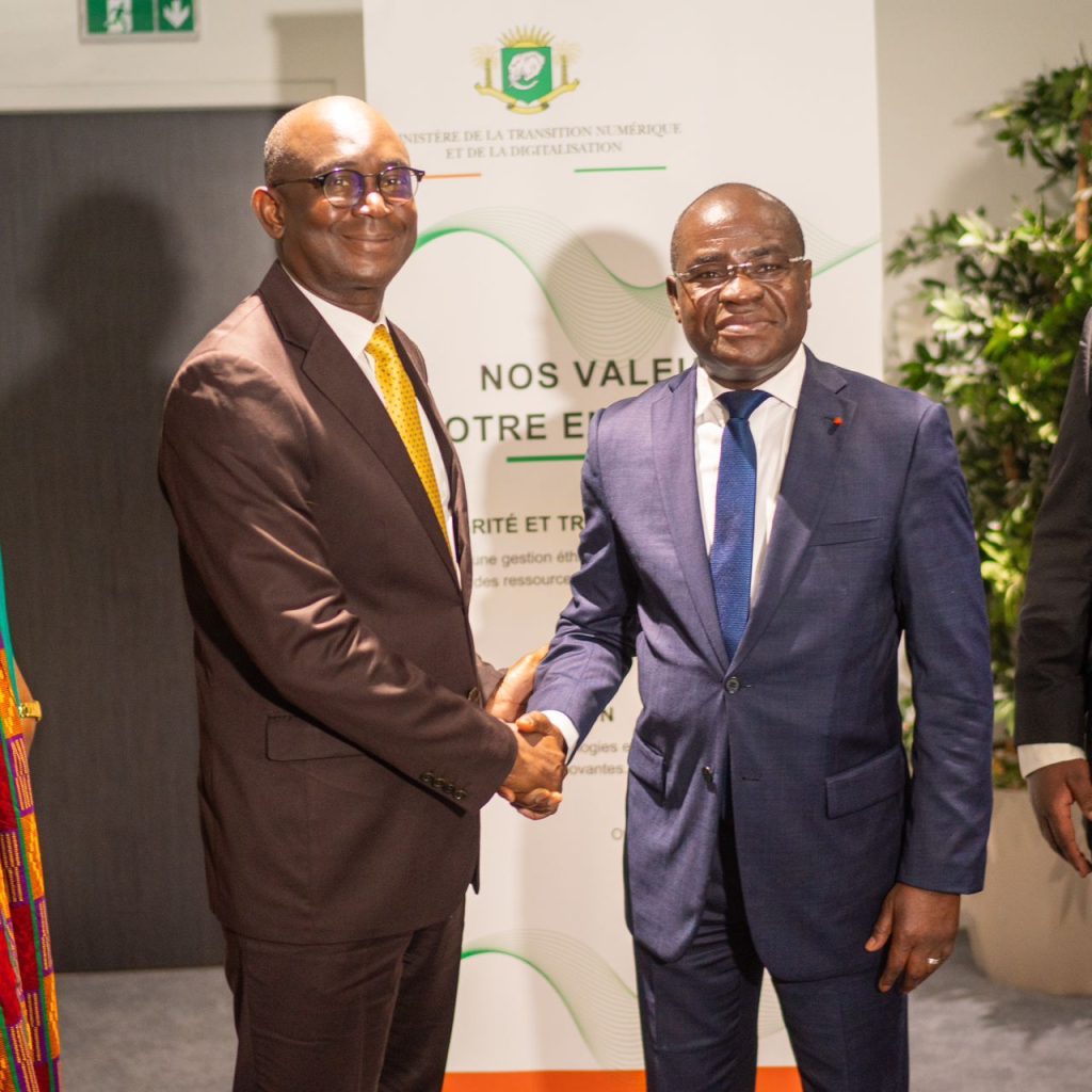 Djibril Ouattara, Directeur Général de MTN Côte d'Ivoire (gauche) et Ibrahim Kalil Konaté, ministre de la Transition Numérique et de la Digitalisation