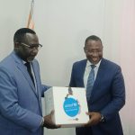 De la gauche vers la droite, le Représentant Résident de l'UNICEF, Jean François Basse qui remet le don au Directeur Général de Fraternité Matin, Abdel Serge Olivier Nouho