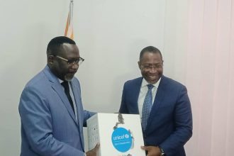 De la gauche vers la droite, le Représentant Résident de l'UNICEF, Jean François Basse qui remet le don au Directeur Général de Fraternité Matin, Abdel Serge Olivier Nouho