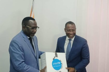 De la gauche vers la droite, le Représentant Résident de l'UNICEF, Jean François Basse qui remet le don au Directeur Général de Fraternité Matin, Abdel Serge Olivier Nouho