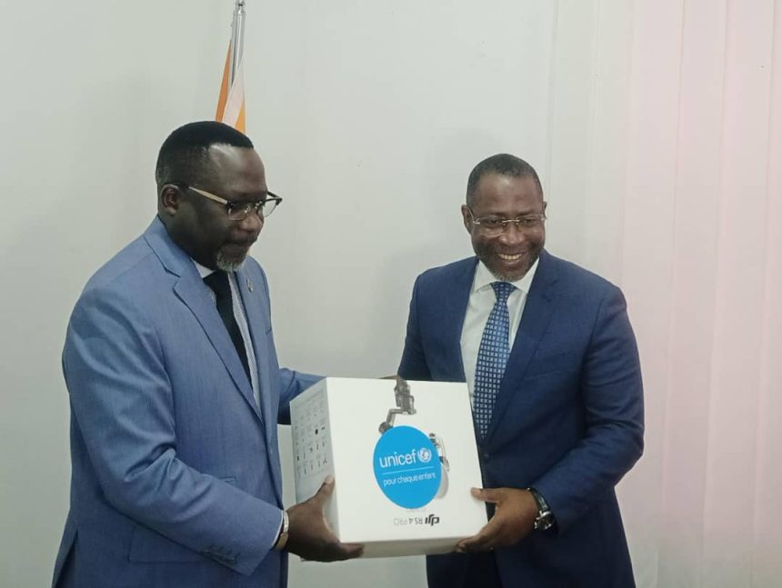 De la gauche vers la droite, le Représentant Résident de l'UNICEF, Jean François Basse qui remet le don au Directeur Général de Fraternité Matin, Abdel Serge Olivier Nouho