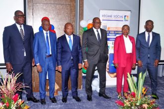 3ème personne à partir de la gauche, le président du club des amis de la France d'Abidjan, Zéphirin Zaté avec les officiels pour la photo de famille
