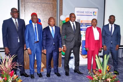 3ème personne à partir de la gauche, le président du club des amis de la France d'Abidjan, Zéphirin Zaté avec les officiels pour la photo de famille