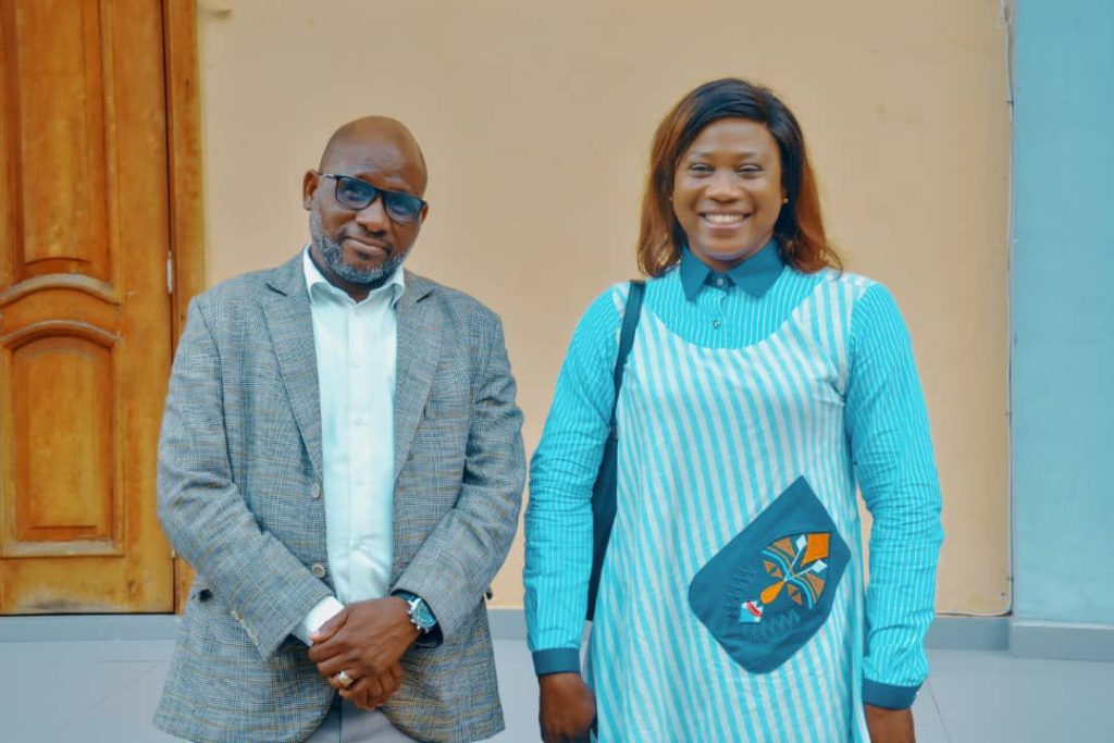 De la gauche vers la droite, le producteur Soungari Koné et l'artiste Fidèle Lagnon