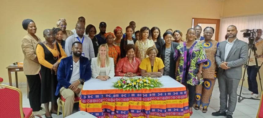 Photo de famille des participants et des conférencières