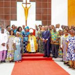 Photo de famille des membres de l'Association des Cadres Catholiques de Côte d'Ivoire avec le son Éminence Jean-Pierre Cardinal Kutwa au centre