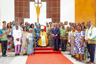 Photo de famille des membres de l'Association des Cadres Catholiques de Côte d'Ivoire avec le son Éminence Jean-Pierre Cardinal Kutwa au centre