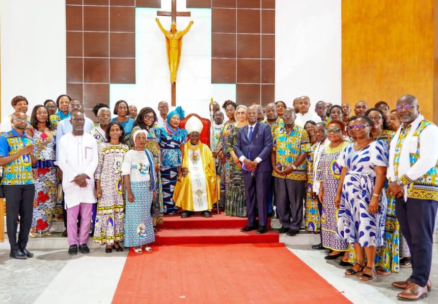 Photo de famille des membres de l'Association des Cadres Catholiques de Côte d'Ivoire avec le son Éminence Jean-Pierre Cardinal Kutwa au centre