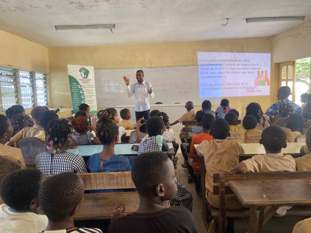 Les élèves du Groupe scolaire Arc-en-ciel participant à la conférence du RJICCE