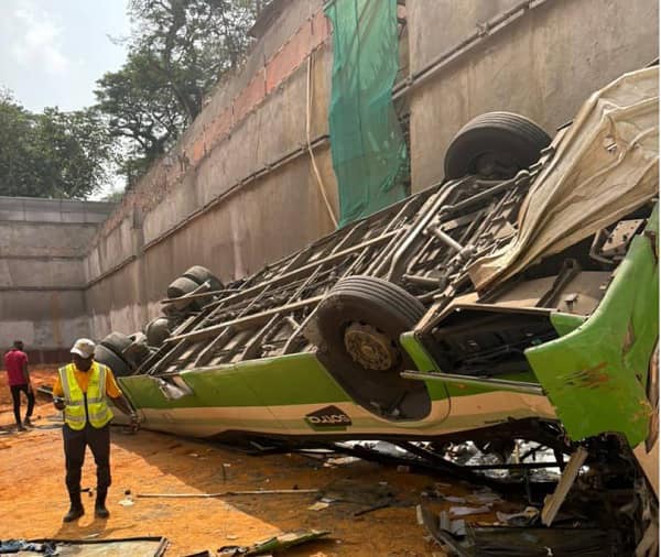 Drame au Plateau : un autobus de la SOTRA fait une chute de 14 mètres, 1 mort et 25 blessés