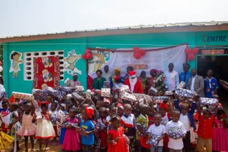 Tiapoum : Ahizi-Beugré Dorcas offre un Noël de solidarité pour les enfants et accompagne l'autonomisation de la femme