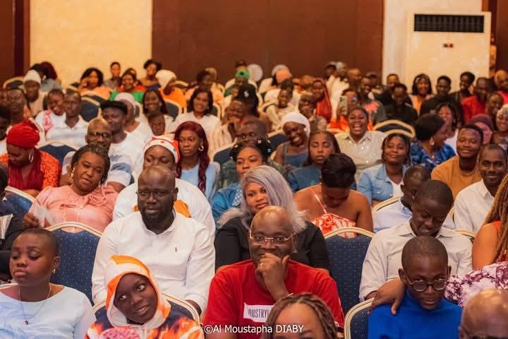 Noël 2024 : EnK2K fait briller Yamoussoukro avec son humour