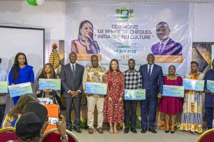 Remise de chèques aux acteurs culturels : le gouvernement soutient l’innovation et la créativité