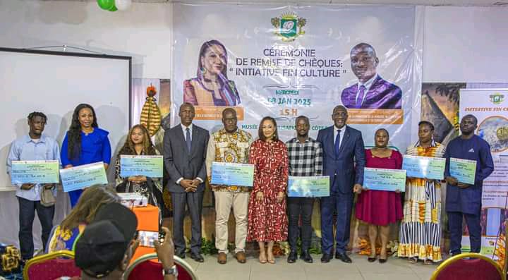 Remise de chèques aux acteurs culturels : le gouvernement soutient l’innovation et la créativité