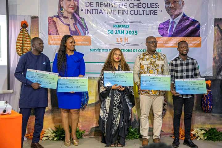 Remise de chèques aux acteurs culturels : le gouvernement soutient l’innovation et la créativité