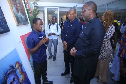Les artistes présentent leurs œuvres au ministre Souleymane Diarrassouba
