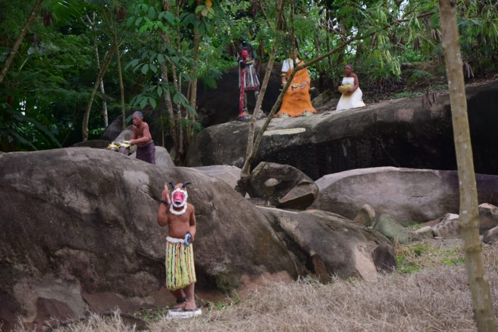 Immersion culturelle à N’Douci : l’UJOCCI explore Amoa-City, trésor vivant de la tradition ivoirienne