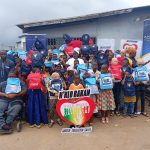 La photo de famille avec les bénéficiaires des dons de l'Ong N'Klo Bakan