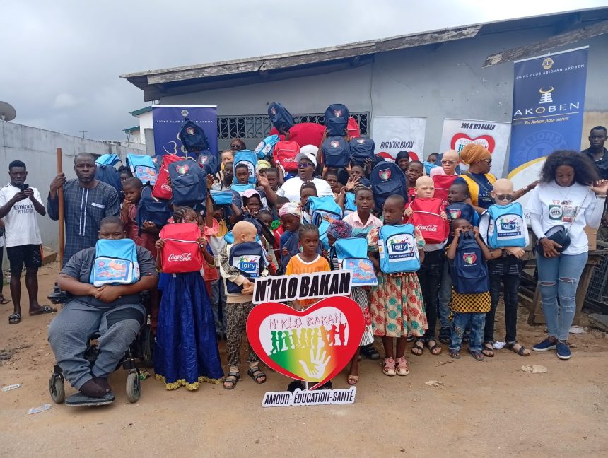 La photo de famille avec les bénéficiaires des dons de l'Ong N'Klo Bakan