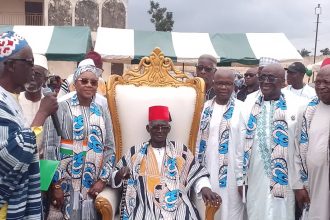 Diomandé Sègbè dans ses nouveaux habit en compagnie du maire d'Anyama, Fatima Bamba