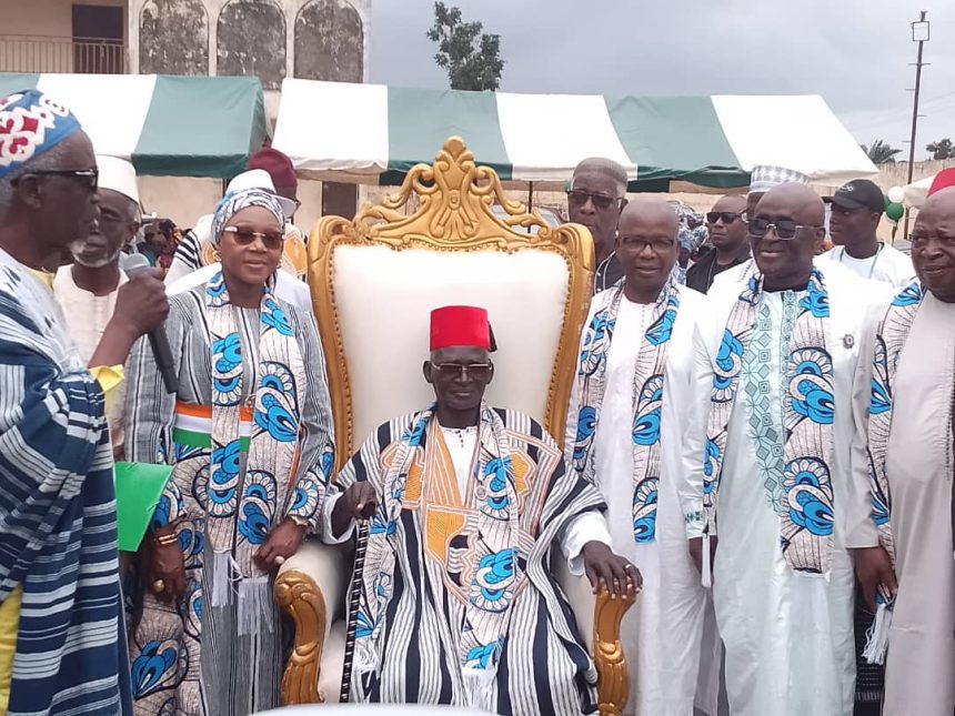 Diomandé Sègbè dans ses nouveaux habit en compagnie du maire d'Anyama, Fatima Bamba