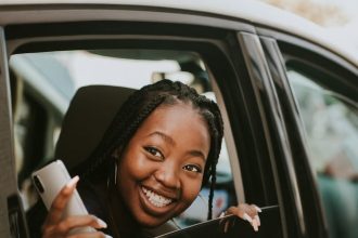 En Côte d’Ivoire, les plateformes de mobilité redessinent l’expérience touristique