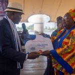 Turbuce Koffi remettant le prix de distinction à la présidente de l'Ong N'Klo BaKan, Dagry Geneviève