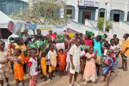 L’ONG N’Klo Bakan illumine Noël de plus de 300 enfants démunis