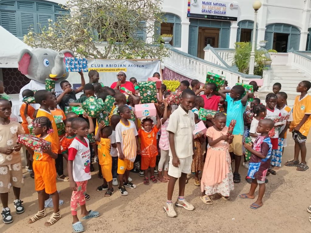 L’ONG N’Klo Bakan illumine Noël de plus de 300 enfants démunis