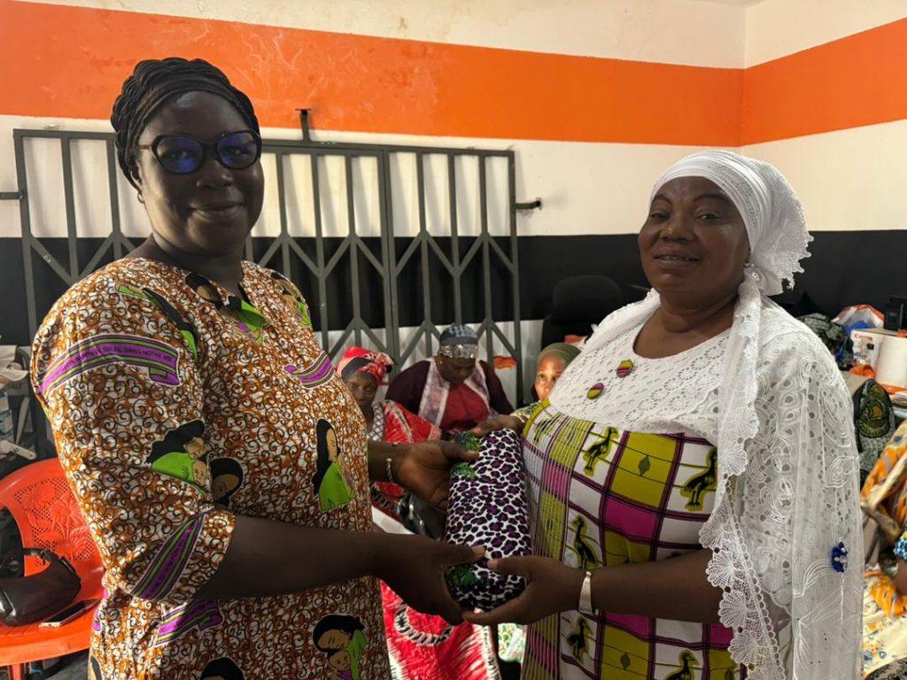 JIF 2026 : Yéo Brahima offre des pagnes aux femmes du RHDP d’Abobo N’Dotré