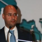 Seif al-Islam Kadhafi au pupitre lors d’une conférence en 2007