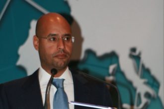Seif al-Islam Kadhafi au pupitre lors d’une conférence en 2007