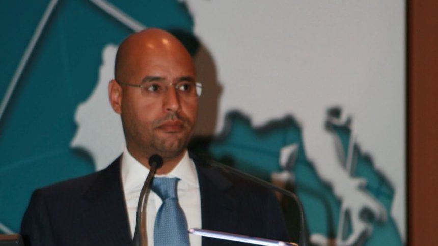Seif al-Islam Kadhafi au pupitre lors d’une conférence en 2007