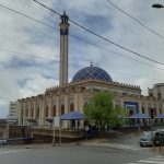La Grande Mosquée du Plateau, à Abidjan, avec son minaret et sa coupole bleue