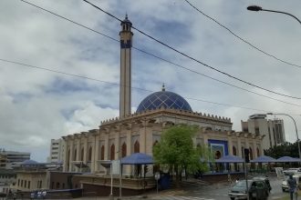 La Grande Mosquée du Plateau, à Abidjan, avec son minaret et sa coupole bleue