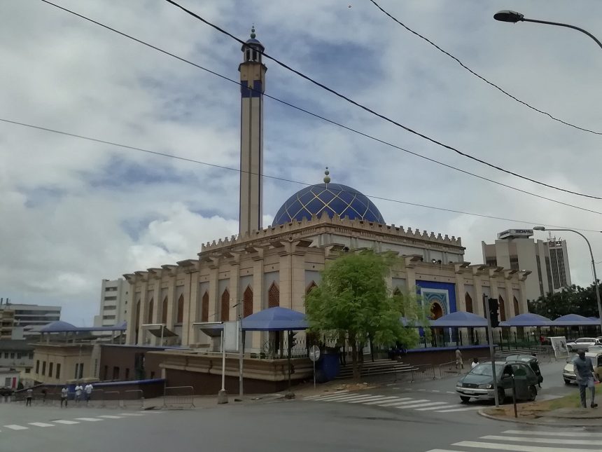 La Grande Mosquée du Plateau, à Abidjan, avec son minaret et sa coupole bleue