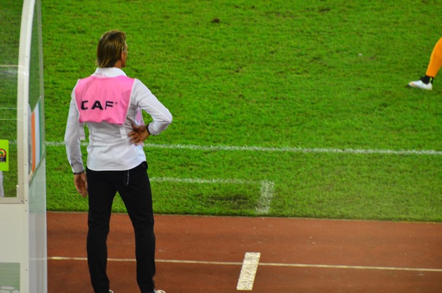 Hervé Renard au bord du terrain lors de Côte d’Ivoire–Algérie à la CAN 2015