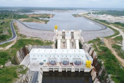 Vue aérienne du barrage hydroélectrique de Soubré, en Côte d'Ivoire