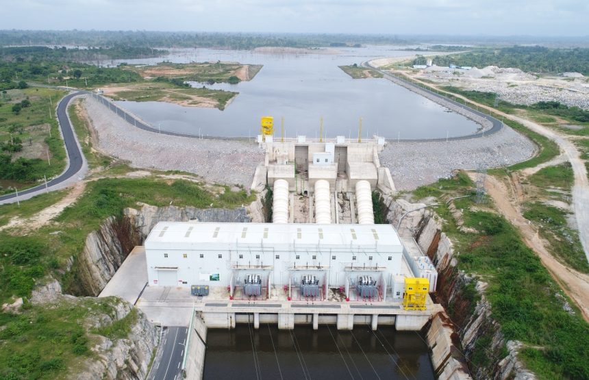 Vue aérienne du barrage hydroélectrique de Soubré, en Côte d'Ivoire