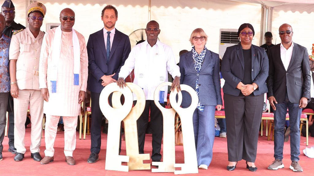 Le ministre de l'Intérieur posant avec les clés symbolisant l'ouverture officielle des postes de police frontière